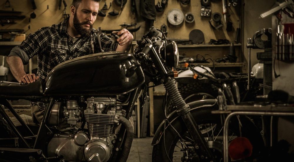 mechanic-building-vintage-style-cafe-racer-motorcy-PZ7VTKJ-resize