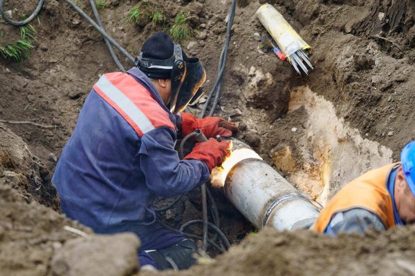 utility-worker-fixing-broken-water-main-sewerage-resize